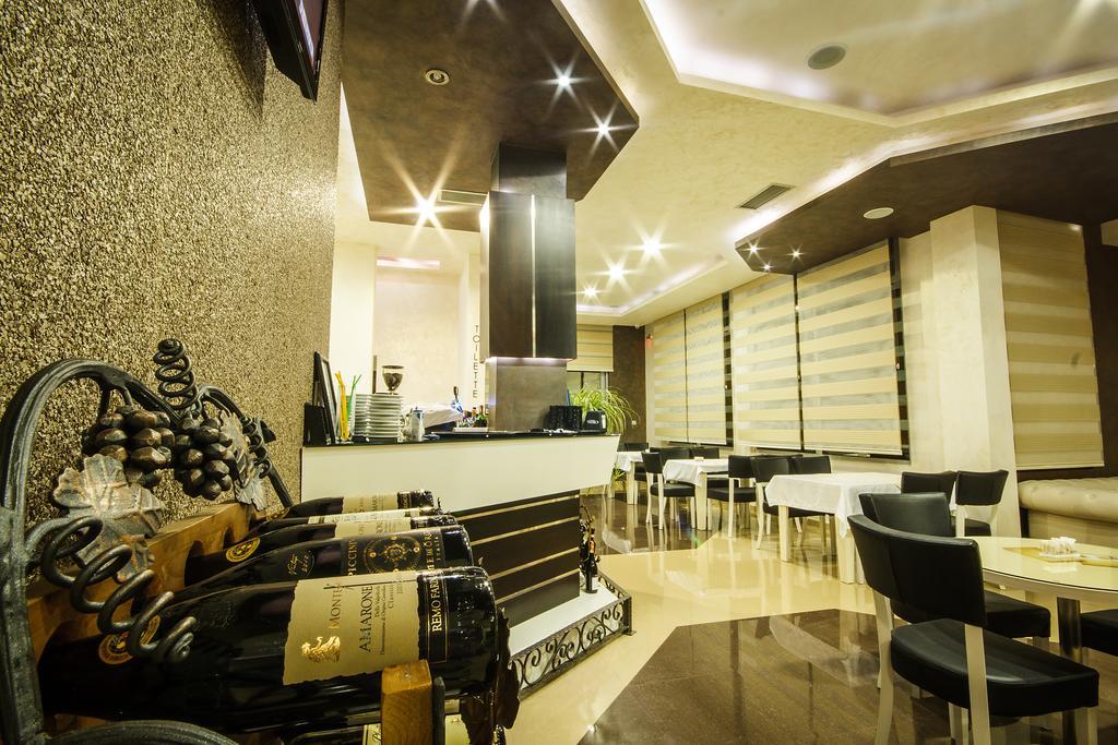 Hotel Oasis Podgorica Kültér fotó