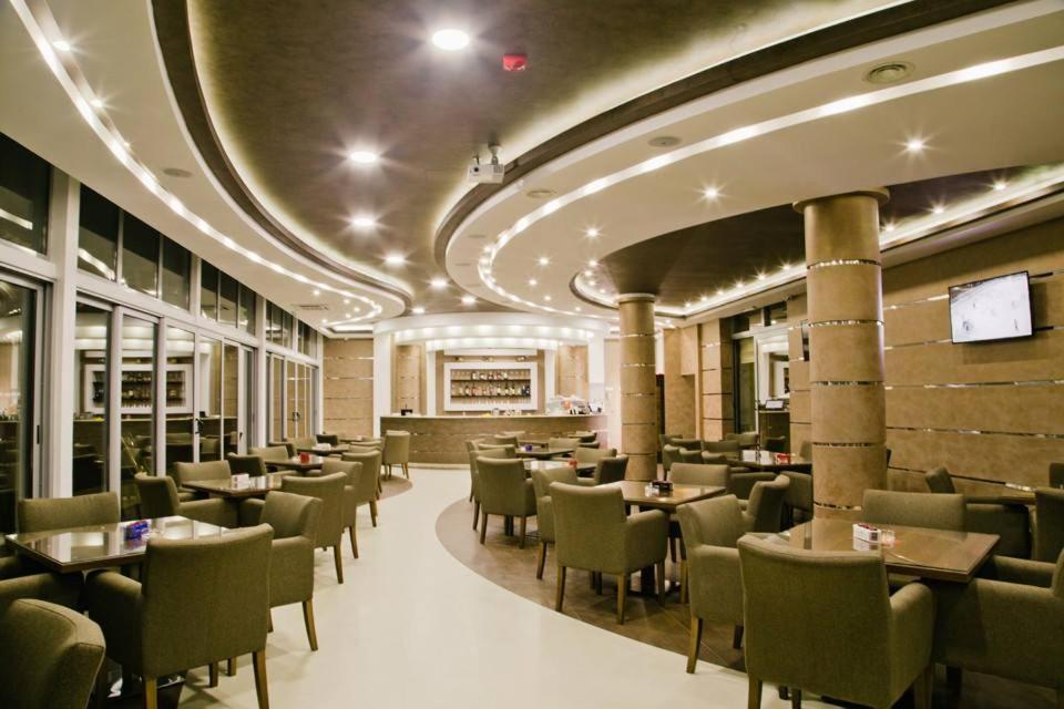 Hotel Oasis Podgorica Kültér fotó