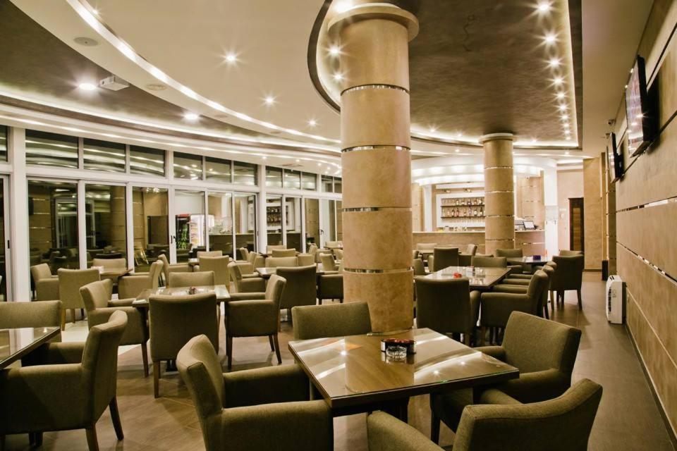 Hotel Oasis Podgorica Kültér fotó