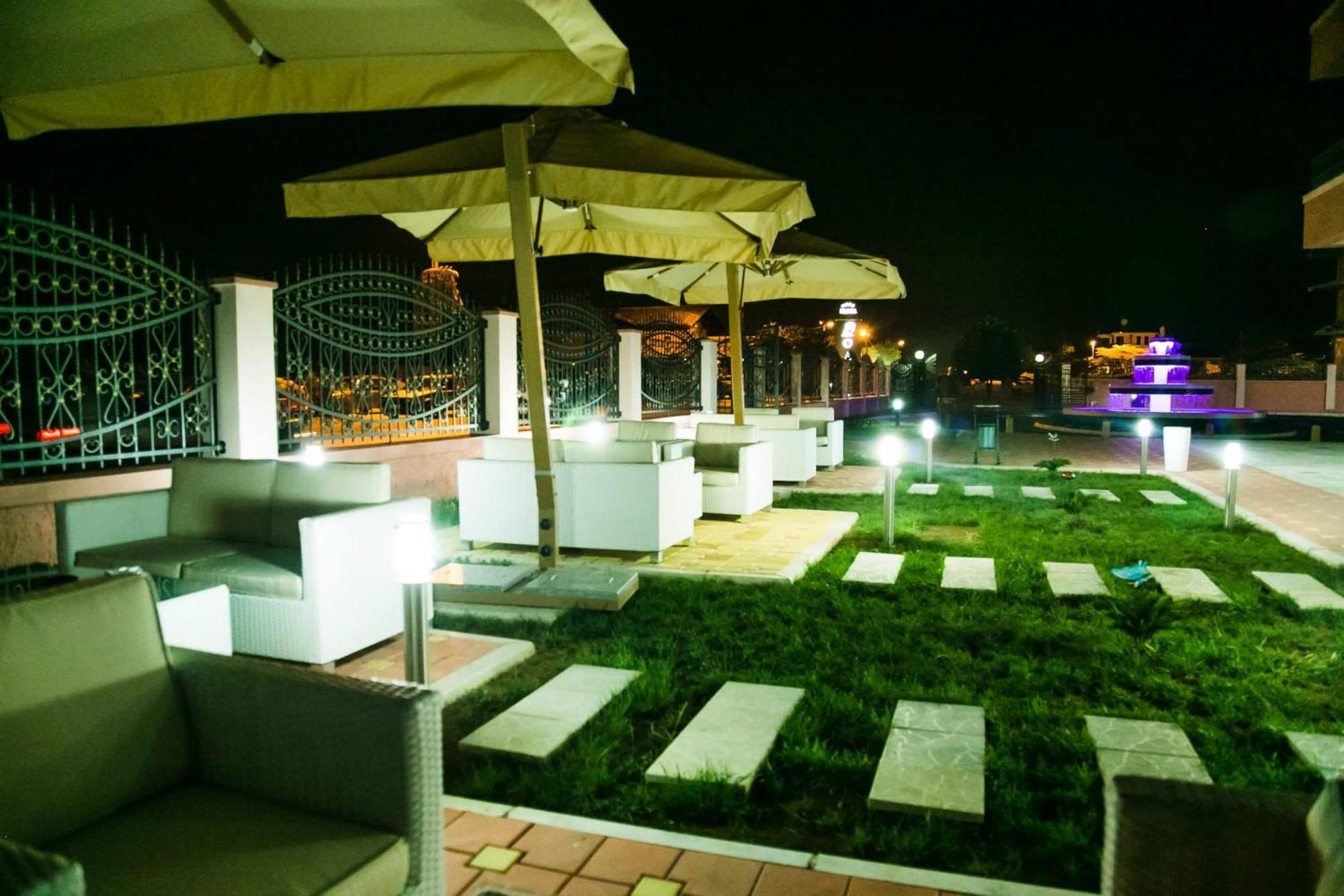 Hotel Oasis Podgorica Kültér fotó