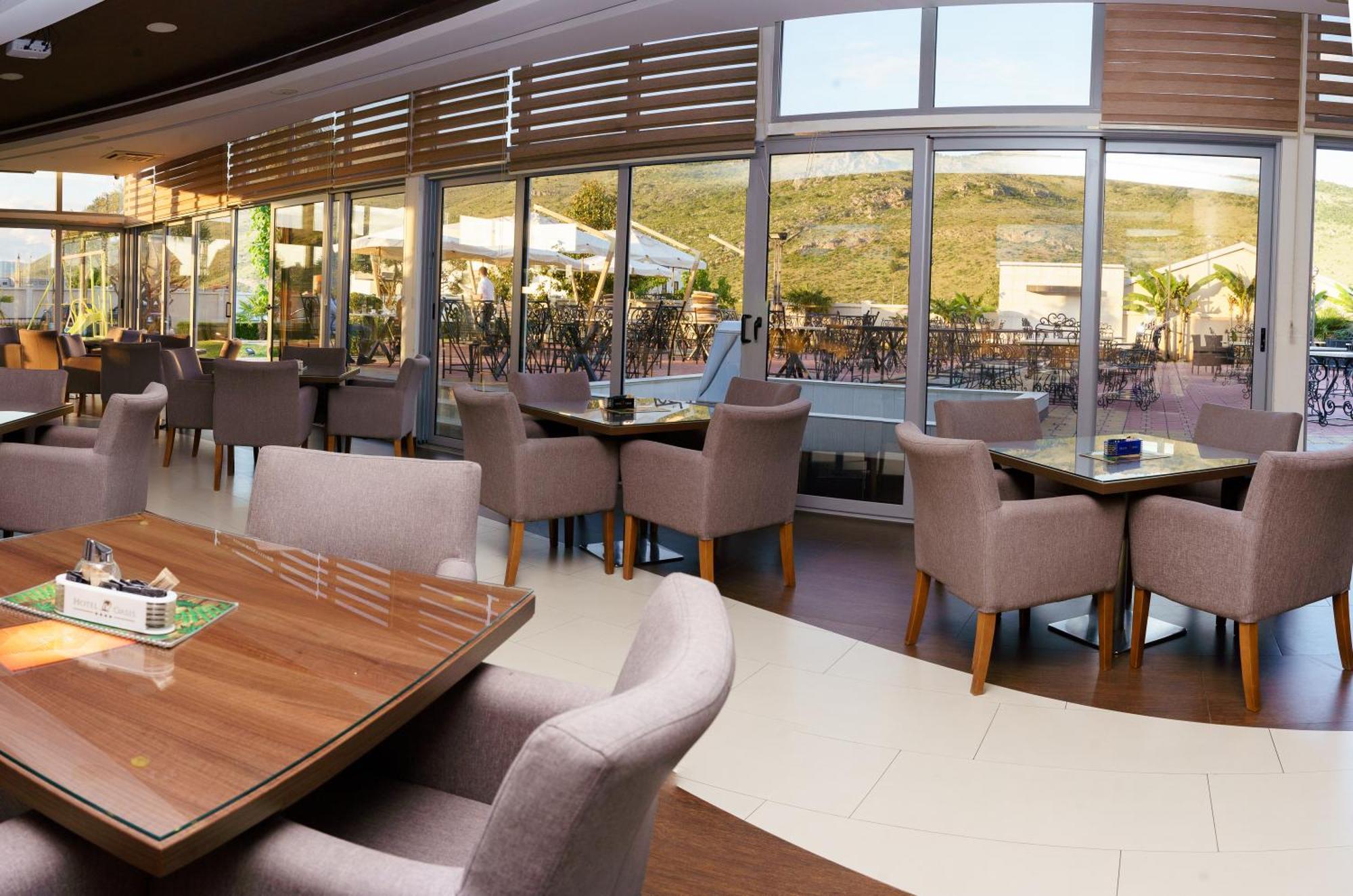 Hotel Oasis Podgorica Kültér fotó