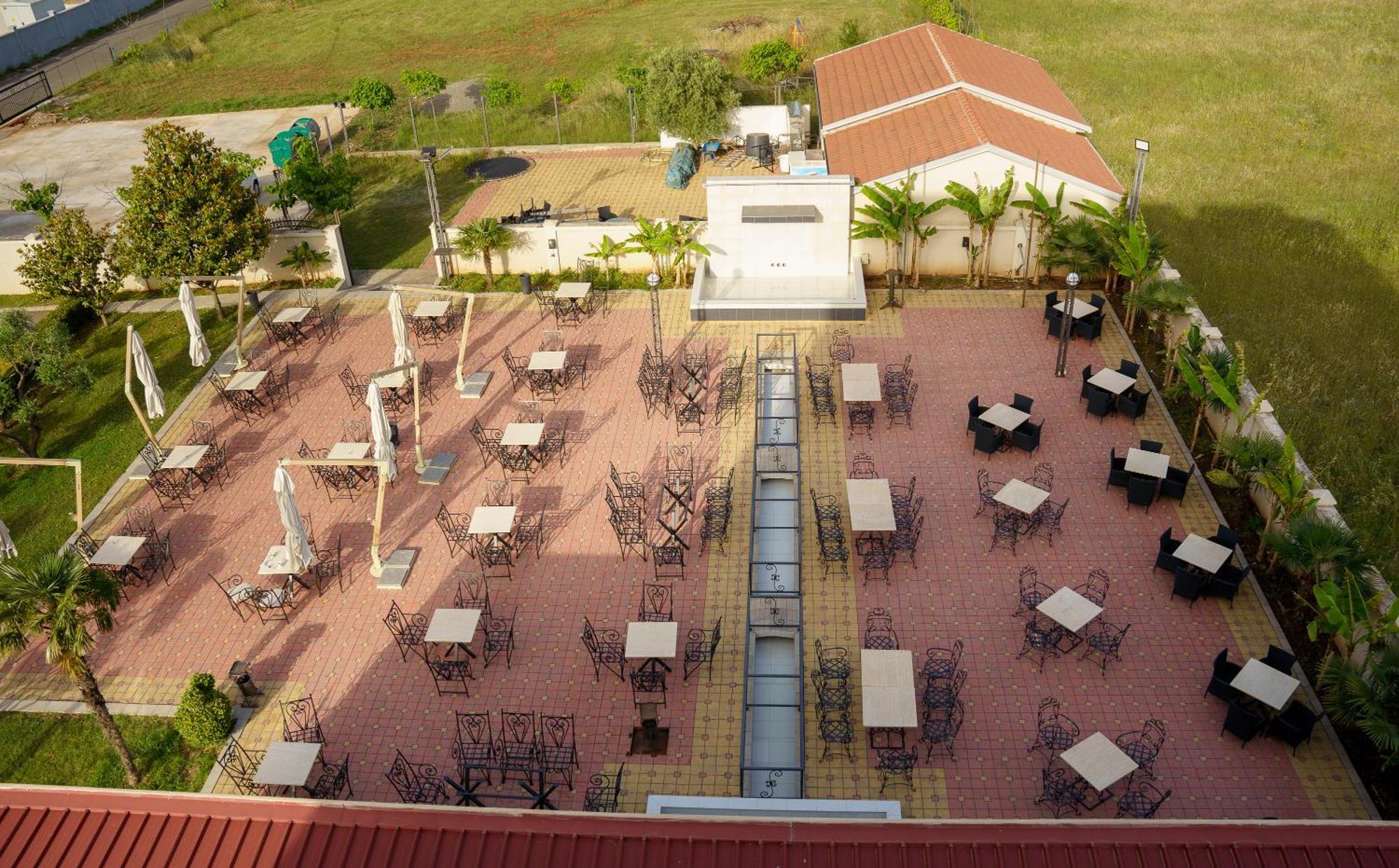 Hotel Oasis Podgorica Kültér fotó