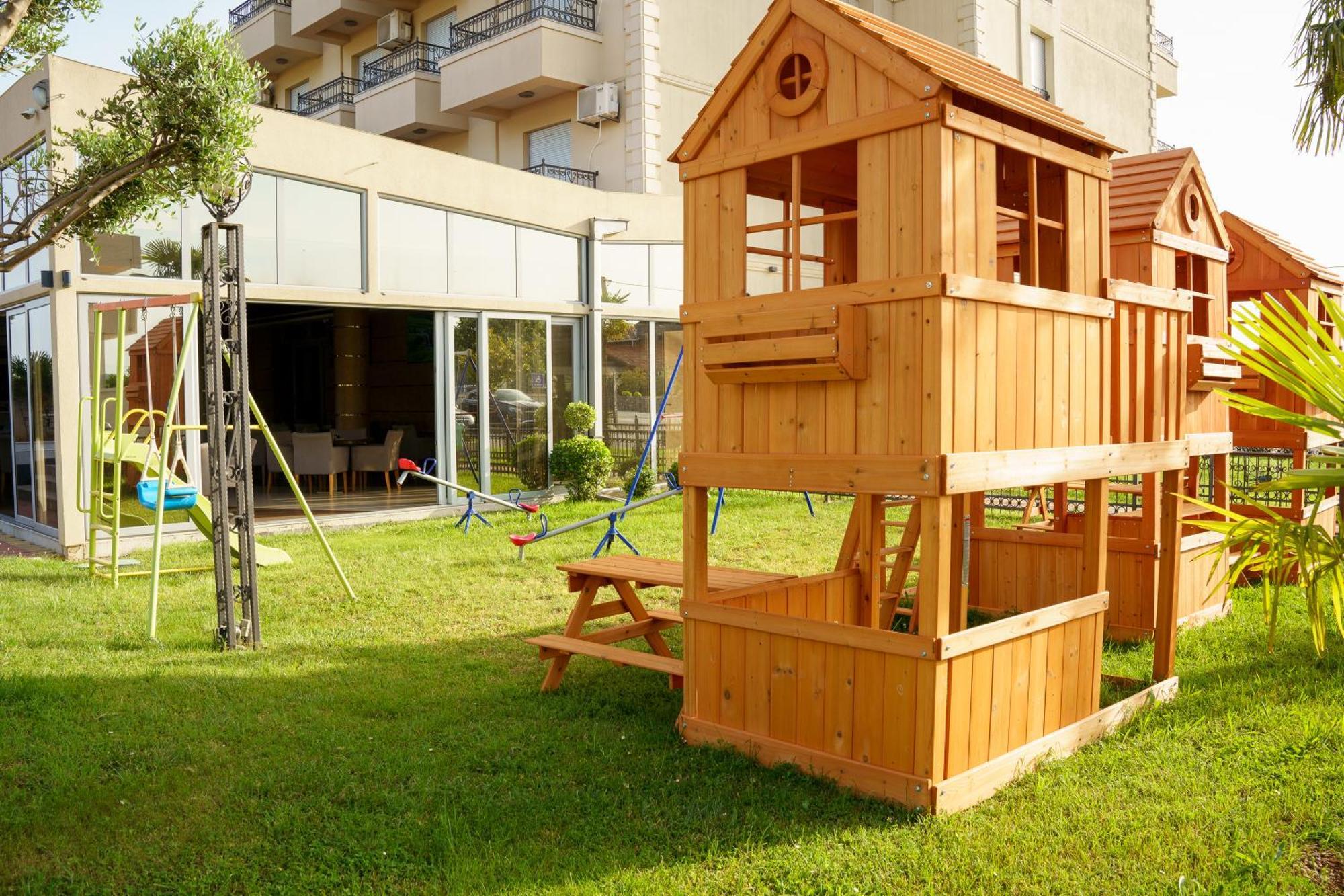 Hotel Oasis Podgorica Kültér fotó