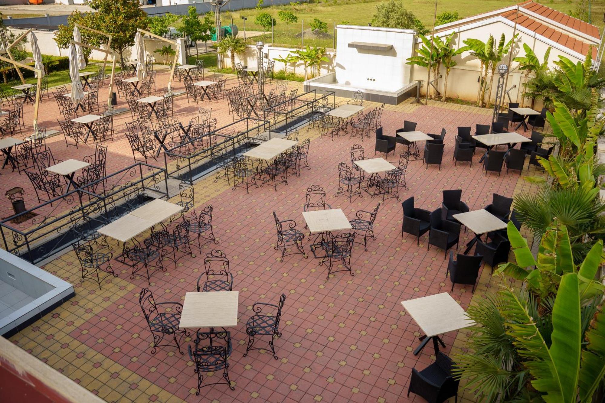 Hotel Oasis Podgorica Kültér fotó
